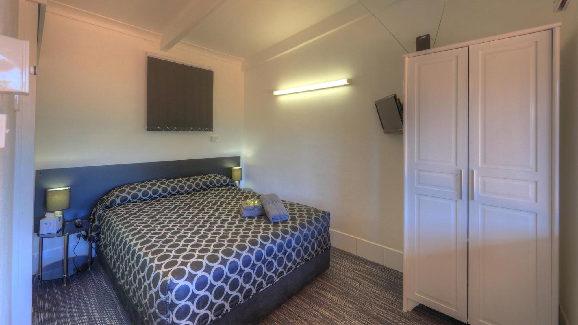 Twin Swans Motel 4*