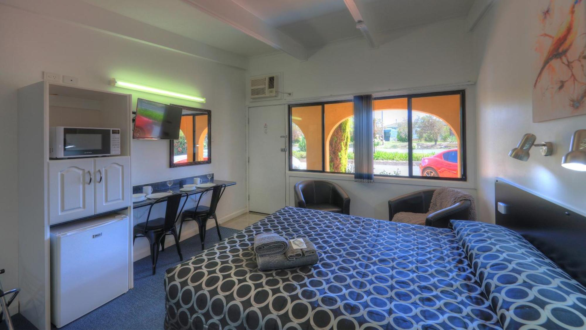 Twin Swans Motel 4*