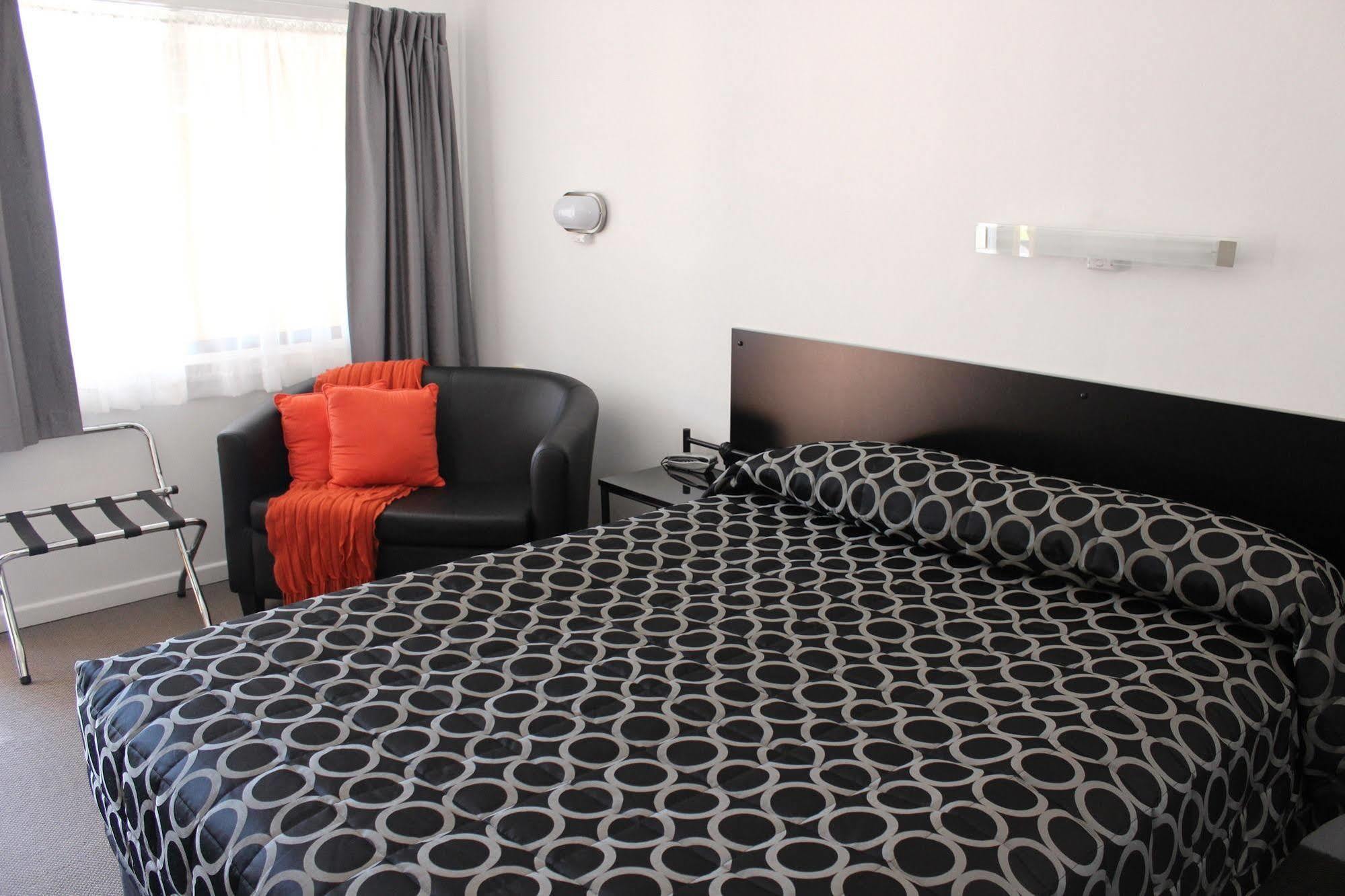 Twin Swans Motel 4*